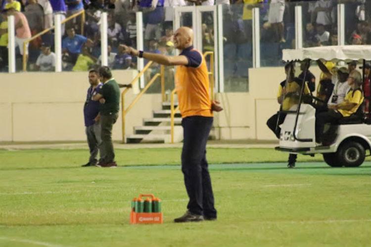 Veja imagens o duelo entre Confiana e Nutico