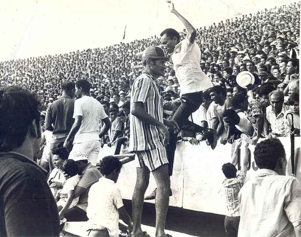 No dia 4 de junho de 1972, um jogo amistoso contra o Flamengo marcou a inaugurao oficial do Jos do Rego Maciel. A partida contra o Rubro-negro carioca terminou empatada em 0 a 0 e recebeu um pblico de 62.185 torcedores (sendo 57.88 pagantes), mesmo o estdio no tendo ainda o anel superior, que viria a ser inaugurado em 1982. Houve superlotao e os portes foram arrombados. Antes do jogo, no fim da manh, foi realizada uma missa no setor onde ficam as cadeiras.