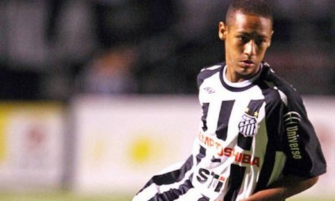 Maior promessa das categorias de base do Santos, Neymar fez sua estreia como profissional da equipe em 2009, aos 17 anos. Comandado pelo tcnico Vagner Mancini, o Santos venceu o Oeste de Itpolis por 2 a 1, no estdio do Pacaembu, pelo Campeonato Paulista. Neymar entrou em campo aos 14 minutos do segundo tempo. 