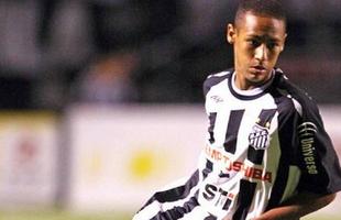 Maior promessa das categorias de base do Santos, Neymar fez sua estreia como profissional da equipe em 2009, aos 17 anos. Comandado pelo tcnico Vagner Mancini, o Santos venceu o Oeste de Itpolis por 2 a 1, no estdio do Pacaembu, pelo Campeonato Paulista. Neymar entrou em campo aos 14 minutos do segundo tempo. 