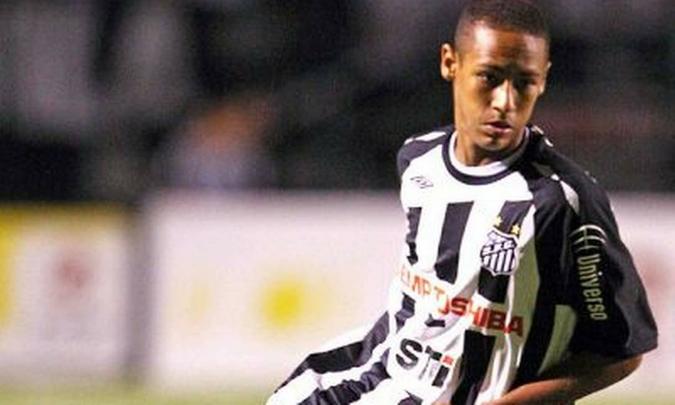 Maior promessa das categorias de base do Santos, Neymar fez sua estreia como profissional da equipe em 2009, aos 17 anos. Comandado pelo técnico Vagner Mancini, o Santos venceu o Oeste de Itápolis por 2 a 1, no estádio do Pacaembu, pelo Campeonato Paulista. Neymar entrou em campo aos 14 minutos do segundo tempo.