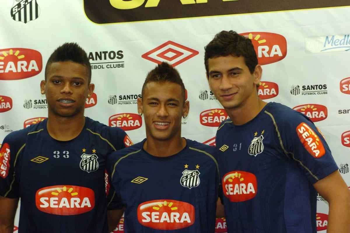 Em 26 de julho de 2010, Neymar foi convocado pela primeira vez para a Seleo Brasileira, pelo tcnico Mano Menezes. Seus companheiros de clube, Ganso e Andr tambm foram chamados pelo treinador para um amistoso contra o Estados Unidos. 