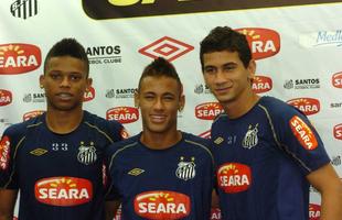 Em 26 de julho de 2010, Neymar foi convocado pela primeira vez para a Seleo Brasileira, pelo tcnico Mano Menezes. Seus companheiros de clube, Ganso e Andr tambm foram chamados pelo treinador para um amistoso contra o Estados Unidos. 