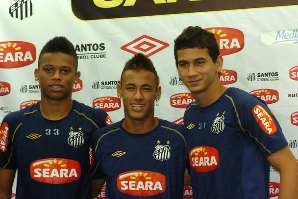 Em 26 de julho de 2010, Neymar foi convocado pela primeira vez para a Seleção Brasileira, pelo técnico Mano Menezes. Seus companheiros de clube, Ganso e André também foram chamados pelo treinador para um amistoso contra o Estados Unidos.