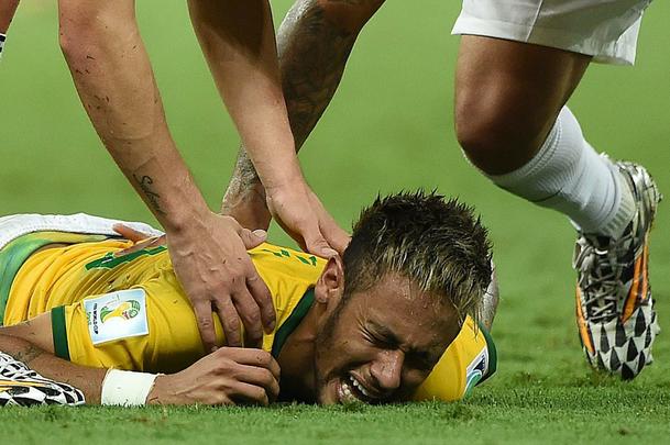 Nas quartas de final, uma entrada do colombiano Zuniga tirou Neymar da Copa do Mundo de 2014, no Brasil. O atacante sofreu uma fratura na terceira vértebra lombar e foi cortado do torneio, ficando de fora na goleada da Alemanha de 7 a 1