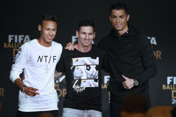 Em 2015, Neymar é finalista do melhor do mundo da FIFA pela primeira vez. Messi foi o grande vencedor e o atacante ficou em terceiro.
