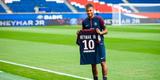 Em 5 de agosto de 2017, antes de a bola rolar pela primeira rodada do Campeonato Franc�s, Neymar, o novo camisa 10 do PSG foi apresentado � torcida, que lotou o Parque dos Pr�ncipes para ver o �dolo. O atacante foi a maior contrata��o da hist�ria do futebol. A transfer�ncia girou em torno de 222 milh�es de euros.