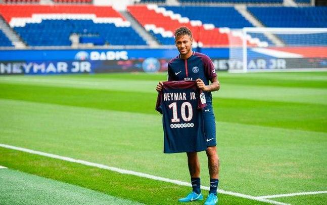 Em 5 de agosto de 2017, antes de a bola rolar pela primeira rodada do Campeonato Francês, Neymar, o novo camisa 10 do PSG foi apresentado à torcida, que lotou o Parque dos Príncipes para ver o ídolo. O atacante foi a maior contratação da história do futebol. A transferência girou em torno de 222 milhões de euros.