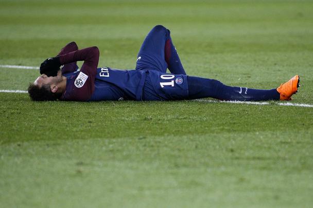 Uma lesão no quinto metatarso do pé direito atrapalhou os planos de Neymar naquele ano. Até mesmo sua presença na Copa do Mundo de 2018 ficou ameaçada.