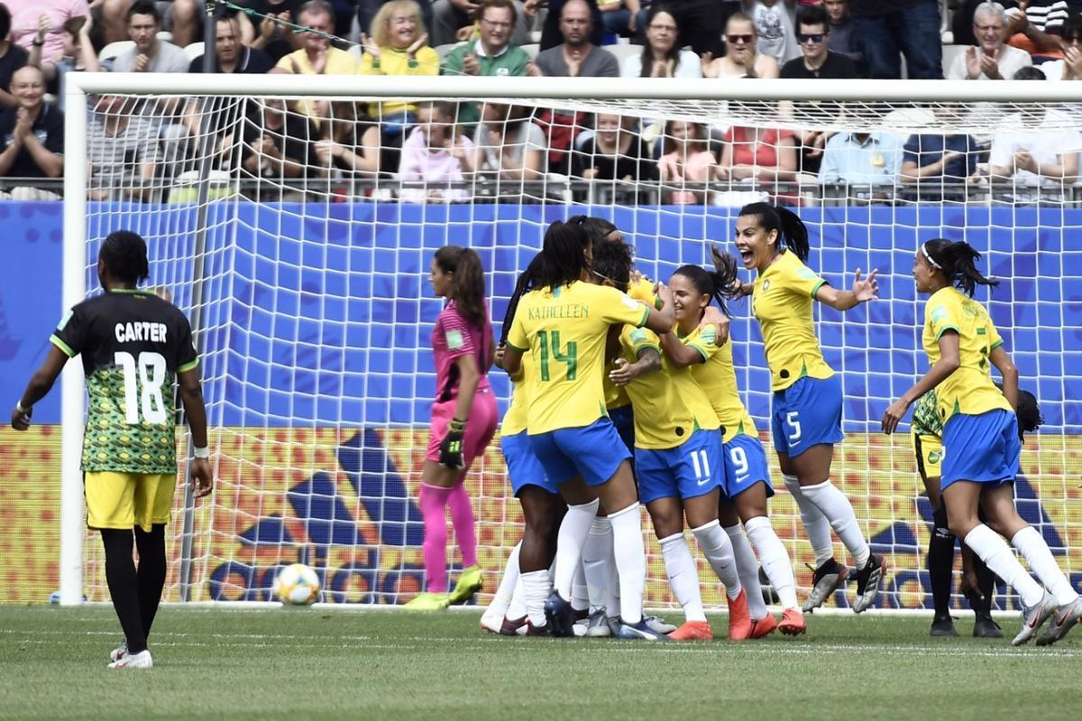 Seleo brasileira venceu a Jamaica por 3 a 0 em Grenoble, na Frana.