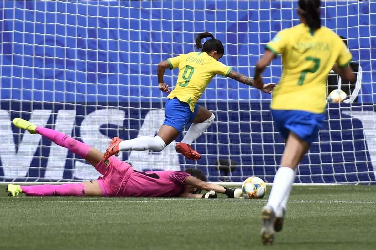Seleo brasileira venceu a Jamaica por 3 a 0 em Grenoble, na Frana.