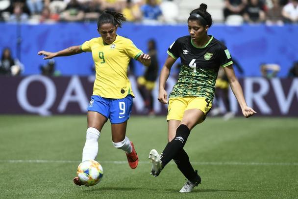 Seleção brasileira venceu a Jamaica por 3 a 0 em Grenoble, na França.