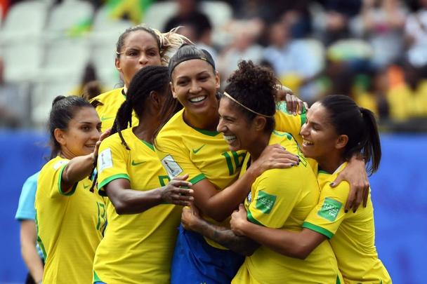 Seleção brasileira venceu a Jamaica por 3 a 0 em Grenoble, na França.