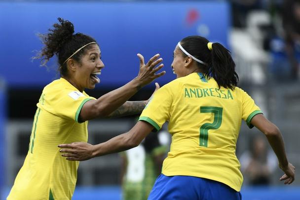 Seleção brasileira venceu a Jamaica por 3 a 0 em Grenoble, na França.