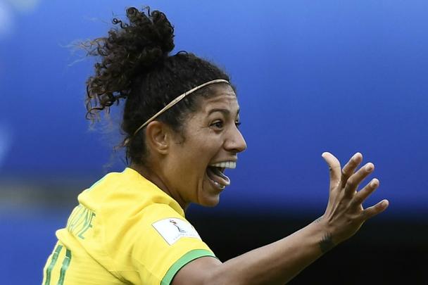 Seleção brasileira venceu a Jamaica por 3 a 0 em Grenoble, na França.