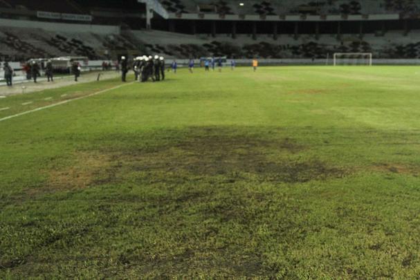 Gramado do Arruda estava visualmente ruim na partida do Santa Cruz contra o Confiança