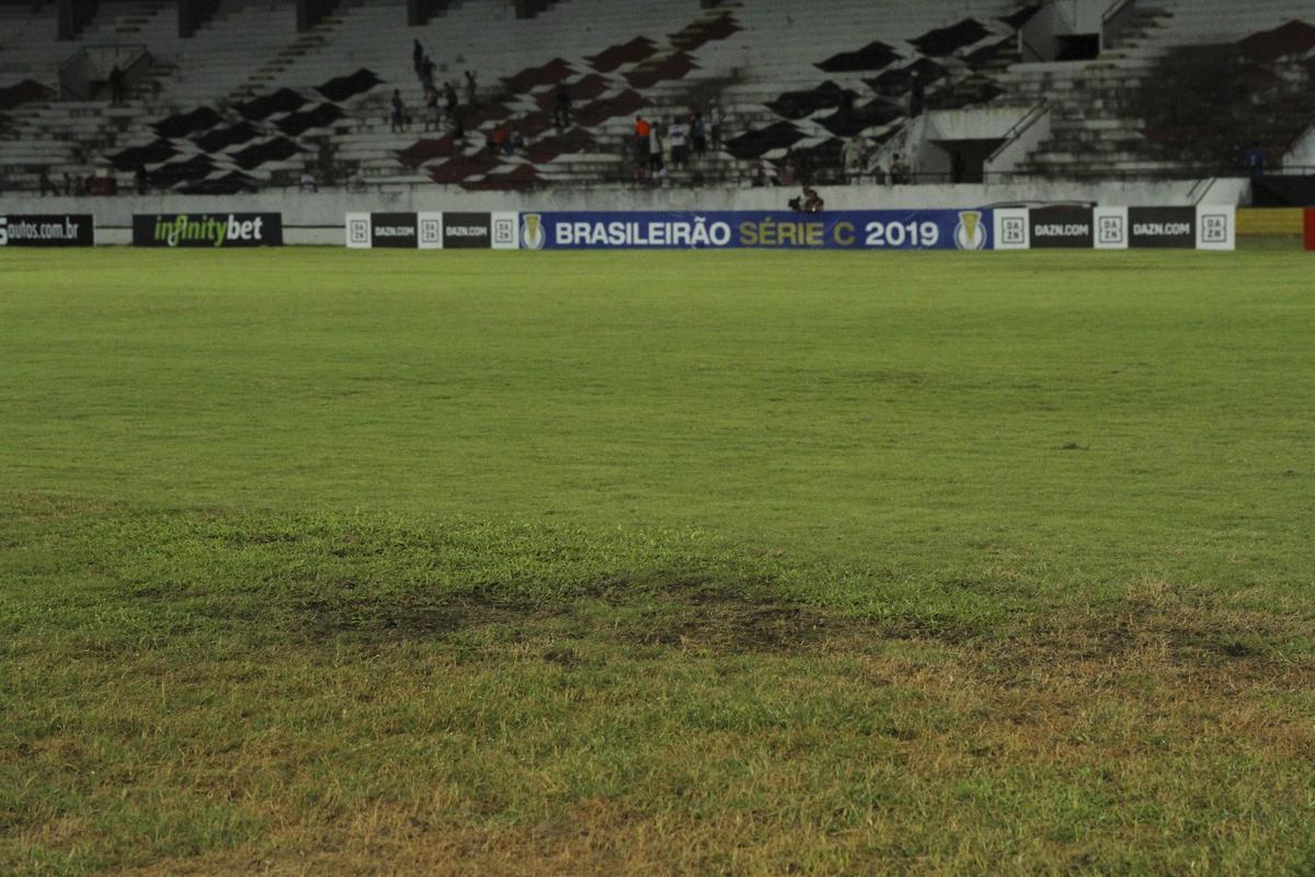 Gramado do Arruda estava visualmente ruim na partida do Santa Cruz contra o Confiana