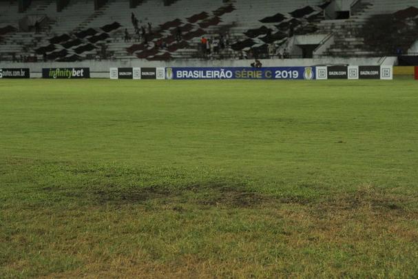 Gramado do Arruda estava visualmente ruim na partida do Santa Cruz contra o Confiança