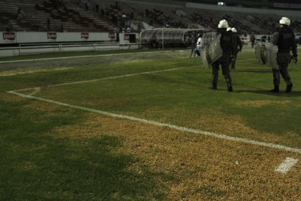 Gramado do Arruda estava visualmente ruim na partida do Santa Cruz contra o Confiança