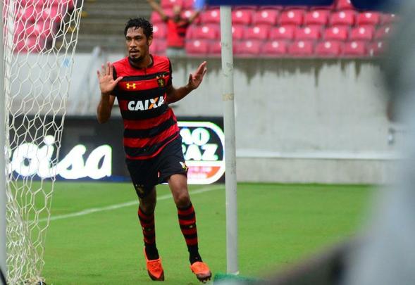 Contra o Amrica-PE, Brocador marcou dois gols no mesmo jogo e j despontava como candidato a artilheiro do Pernambucano