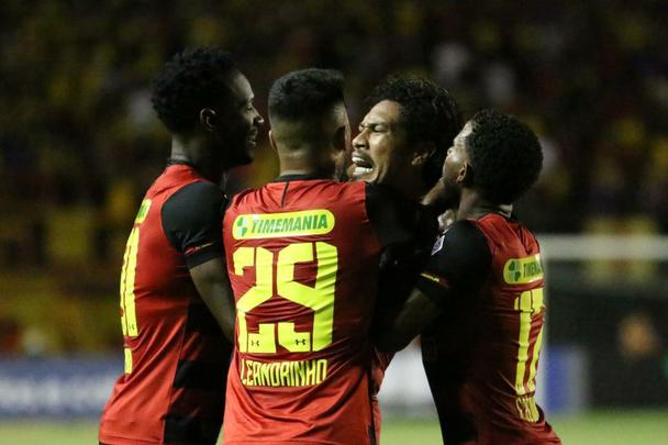 Contra o Londrina, veio o hat-trick. Trs gols em uma nica partida