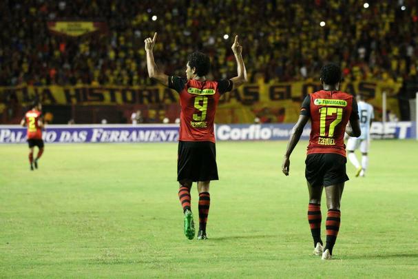 Contra o Londrina, veio o hat-trick. Trs gols em uma nica partida