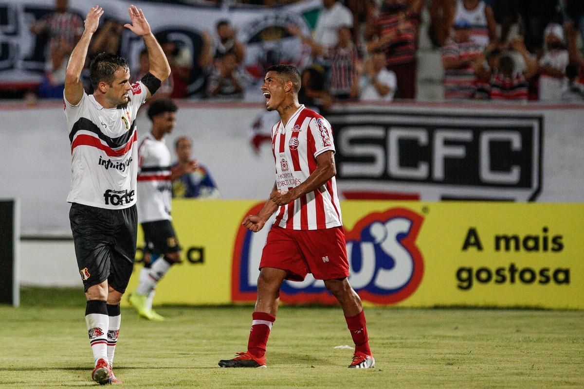 No primeiro Clssico das Emoes na Srie C contra o Nutico, mais uma vez, Pipico foi decisivo. Em falha na defesa, o camisa nove aproveitou a oportunidade e marcou o gol da vitria da Cobra Coral contra o Timbu