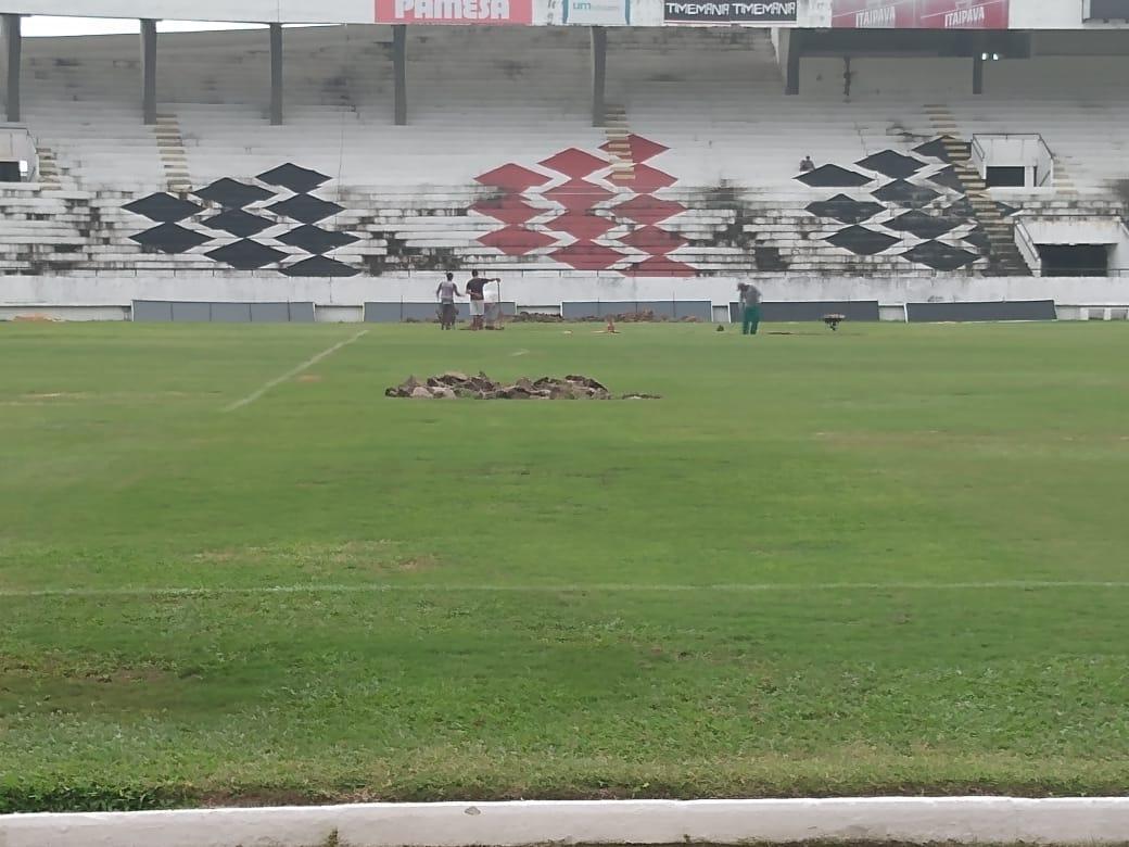Na manh desta quarta-feira, funcionrios do Santa Cruz fizeram trabalho de recuperao do gramado do Arruda com o intuito de deixar o piso apto a receber o Clssico das Emoes, que ser realizado no prximo dia 23