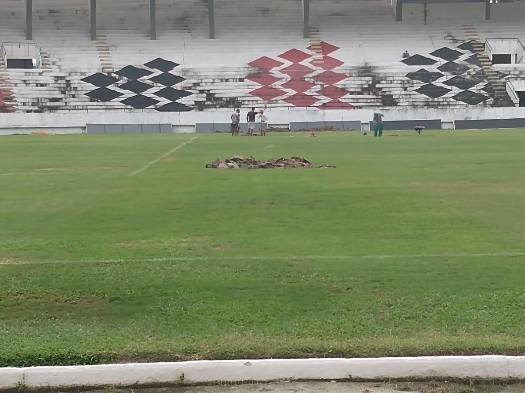 Na manh desta quarta-feira, funcionrios do Santa Cruz fizeram trabalho de recuperao do gramado do Arruda com o intuito de deixar o piso apto a receber o Clssico das Emoes, que ser realizado no prximo dia 23