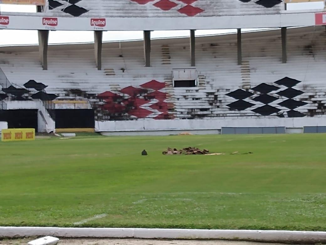 Na manh desta quarta-feira, funcionrios do Santa Cruz fizeram trabalho de recuperao do gramado do Arruda com o intuito de deixar o piso apto a receber o Clssico das Emoes, que ser realizado no prximo dia 23