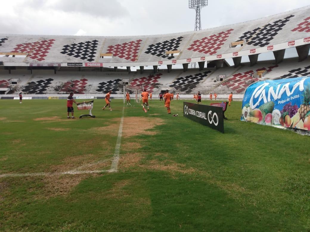 Na manh desta quarta-feira, funcionrios do Santa Cruz fizeram trabalho de recuperao do gramado do Arruda com o intuito de deixar o piso apto a receber o Clssico das Emoes, que ser realizado no prximo dia 23