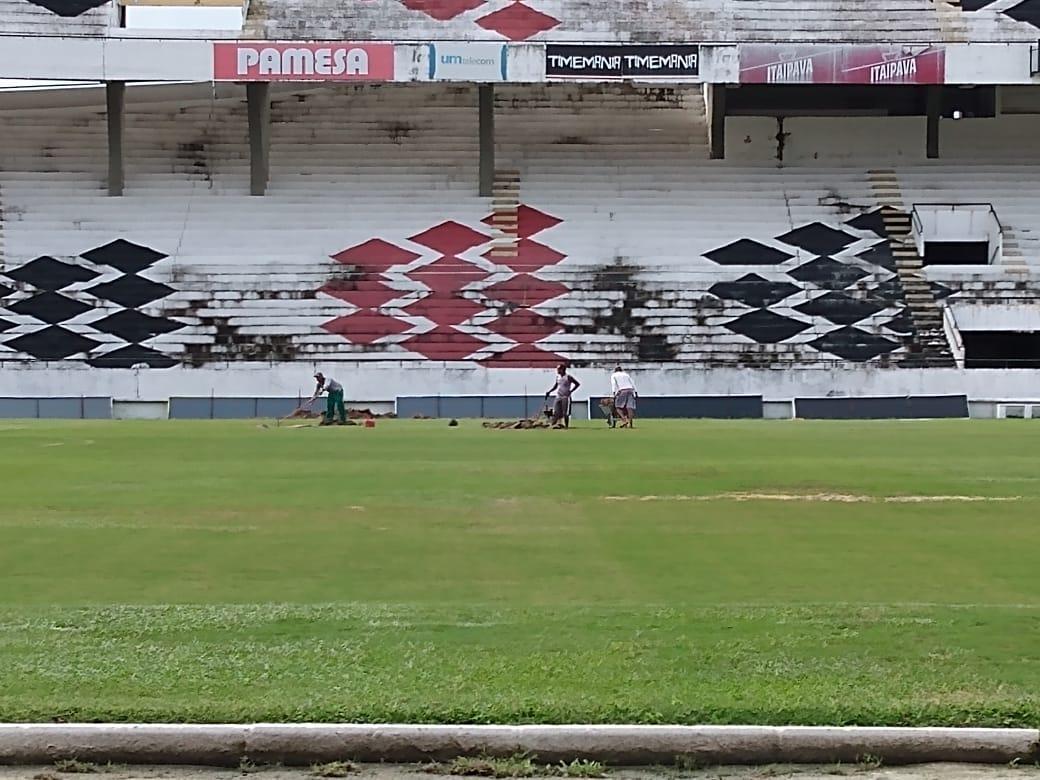 Na manh desta quarta-feira, funcionrios do Santa Cruz fizeram trabalho de recuperao do gramado do Arruda com o intuito de deixar o piso apto a receber o Clssico das Emoes, que ser realizado no prximo dia 23