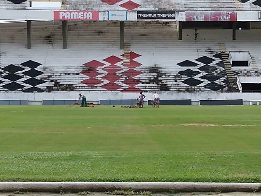 Na manh desta quarta-feira, funcionrios do Santa Cruz fizeram trabalho de recuperao do gramado do Arruda com o intuito de deixar o piso apto a receber o Clssico das Emoes, que ser realizado no prximo dia 23