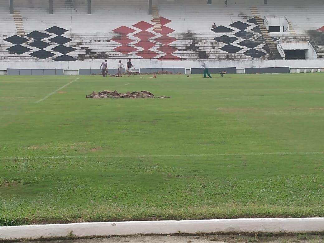 Na manh desta quarta-feira, funcionrios do Santa Cruz fizeram trabalho de recuperao do gramado do Arruda com o intuito de deixar o piso apto a receber o Clssico das Emoes, que ser realizado no prximo dia 23