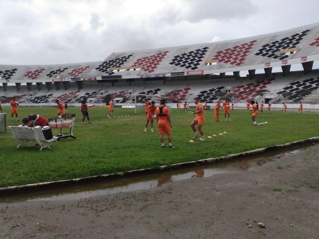 Na manh desta quarta-feira, funcionrios do Santa Cruz fizeram trabalho de recuperao do gramado do Arruda com o intuito de deixar o piso apto a receber o Clssico das Emoes, que ser realizado no prximo dia 23