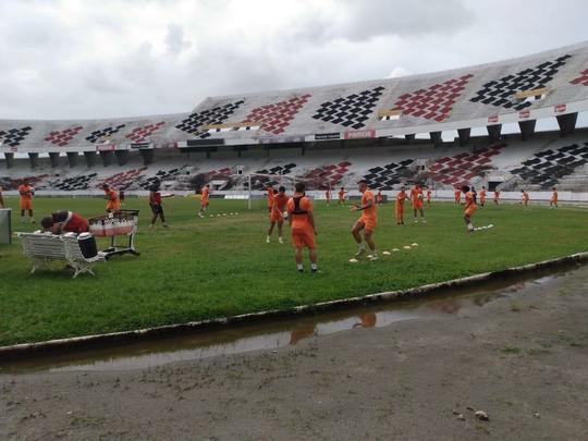 Na manh desta quarta-feira, funcionrios do Santa Cruz fizeram trabalho de recuperao do gramado do Arruda com o intuito de deixar o piso apto a receber o Clssico das Emoes, que ser realizado no prximo dia 23