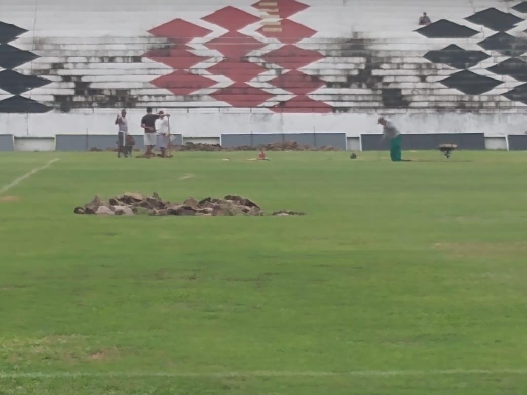 Na manh desta quarta-feira, funcionrios do Santa Cruz fizeram trabalho de recuperao do gramado do Arruda com o intuito de deixar o piso apto a receber o Clssico das Emoes, que ser realizado no prximo dia 23
