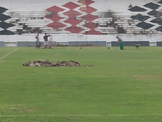 Na manh desta quarta-feira, funcionrios do Santa Cruz fizeram trabalho de recuperao do gramado do Arruda com o intuito de deixar o piso apto a receber o Clssico das Emoes, que ser realizado no prximo dia 23