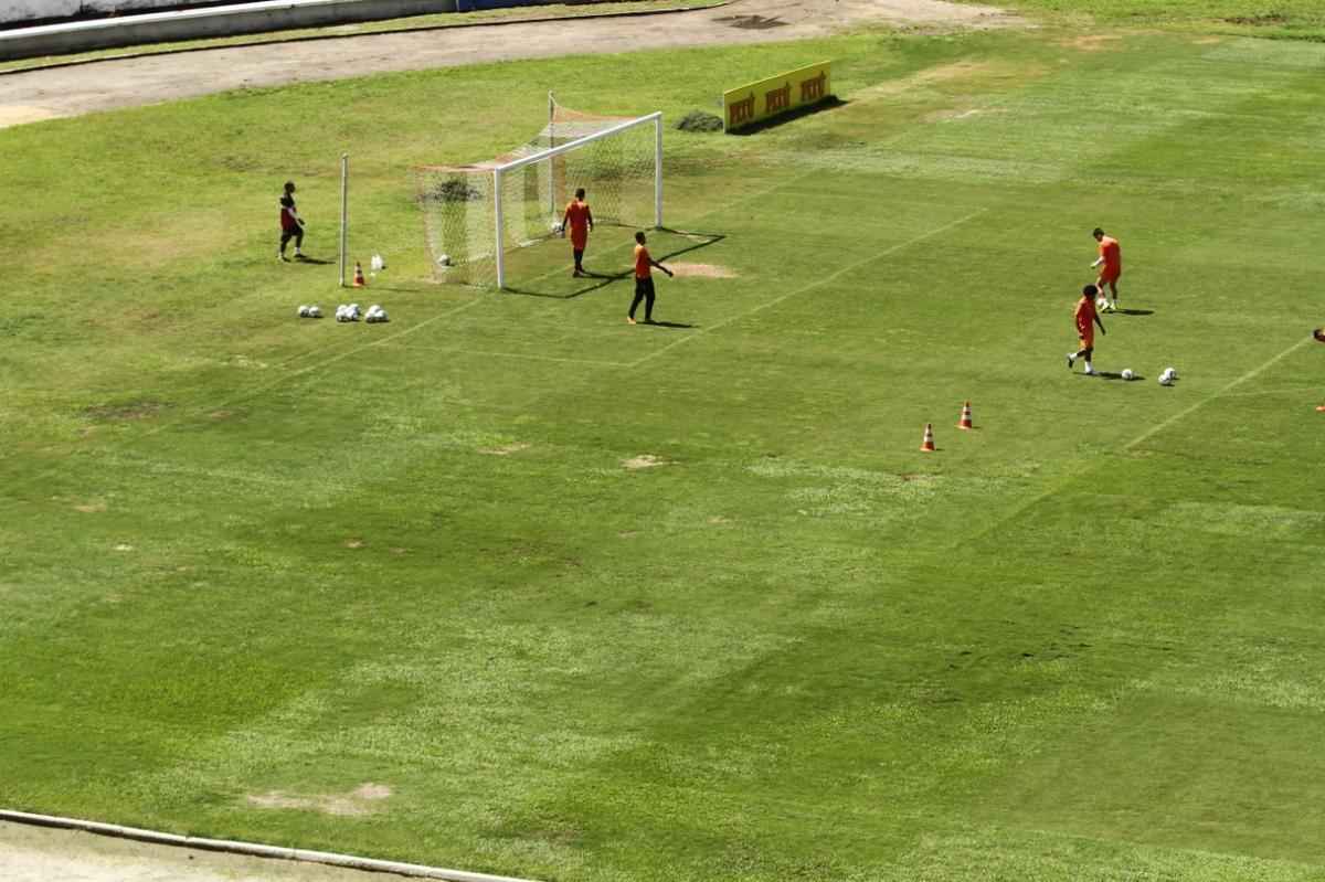 Alvo de crticas aps o jogo contra o Confiana, gramado do Arruda tem sido cuidado e j apresenta sensvel melhora para partida com o Ferrovirio-CE