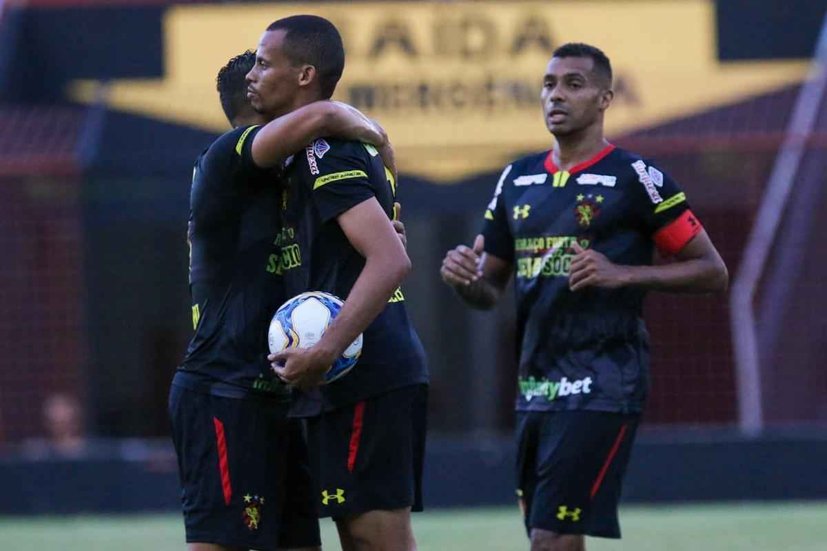 30 de junho: O Sport disputou o primeiro dos dois jogos amistosos marcados contra o CSA na chamada 'Taa dos Campees'. No duelo na Ilha do Retiro, o Leo venceu por 3 a 1, com dois gols no segundo tempo, quando entrou em campo o time reserva. Ezequiel, Yan e Cleberson fizeram os gols do time pernambucano. A Ilha recebeu 4.911 torcedores. Nesta partida, chamou a ateno o fato de o estdio estar sem os refletores.