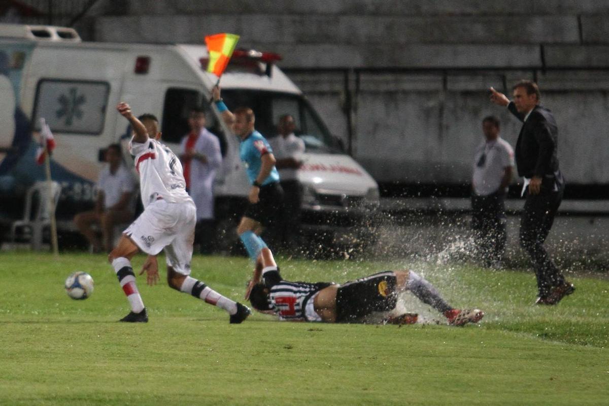 Santa Cruz e Botafogo-PB se enfrentaram pela 12 rodada da Srie C do Campeonato Brasileiro para se manterem na briga pelo G4