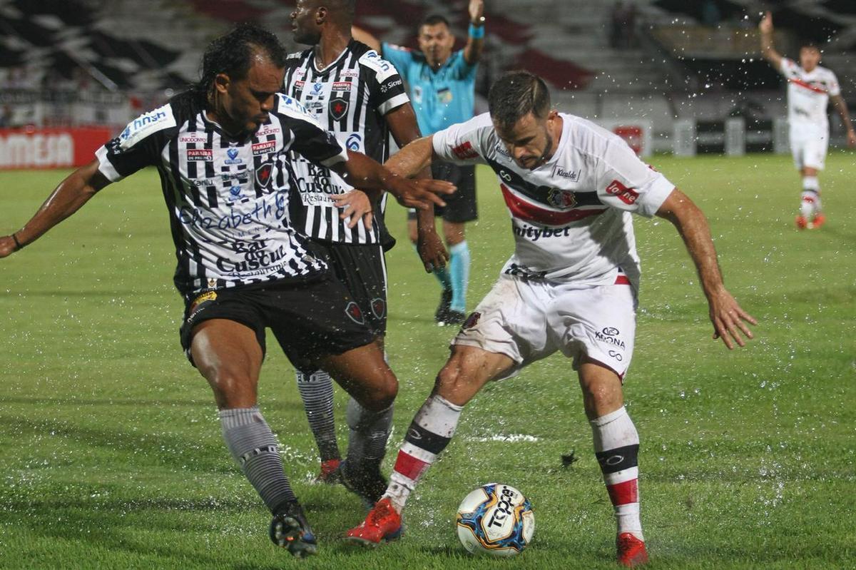 Santa Cruz e Botafogo-PB se enfrentaram pela 12 rodada da Srie C do Campeonato Brasileiro para se manterem na briga pelo G4