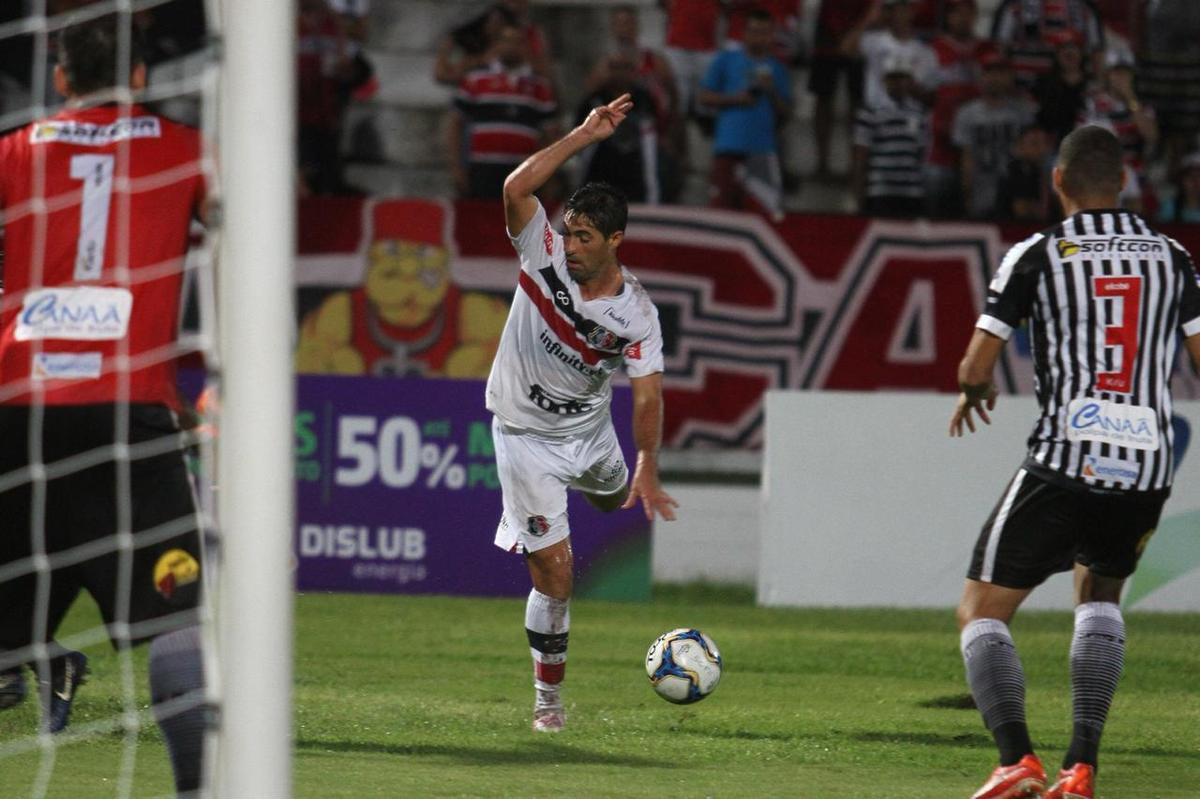 Santa Cruz e Botafogo-PB se enfrentaram pela 12 rodada da Srie C do Campeonato Brasileiro para se manterem na briga pelo G4