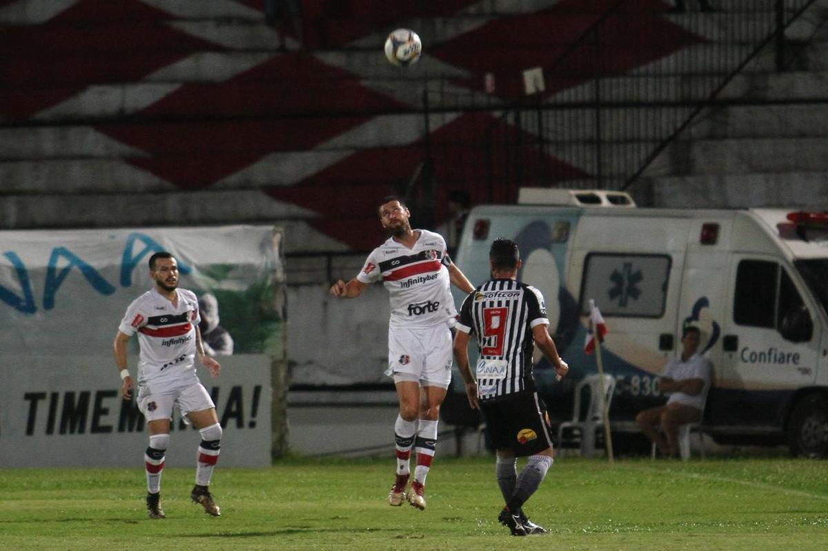 Santa Cruz e Botafogo-PB se enfrentaram pela 12 rodada da Srie C do Campeonato Brasileiro para se manterem na briga pelo G4