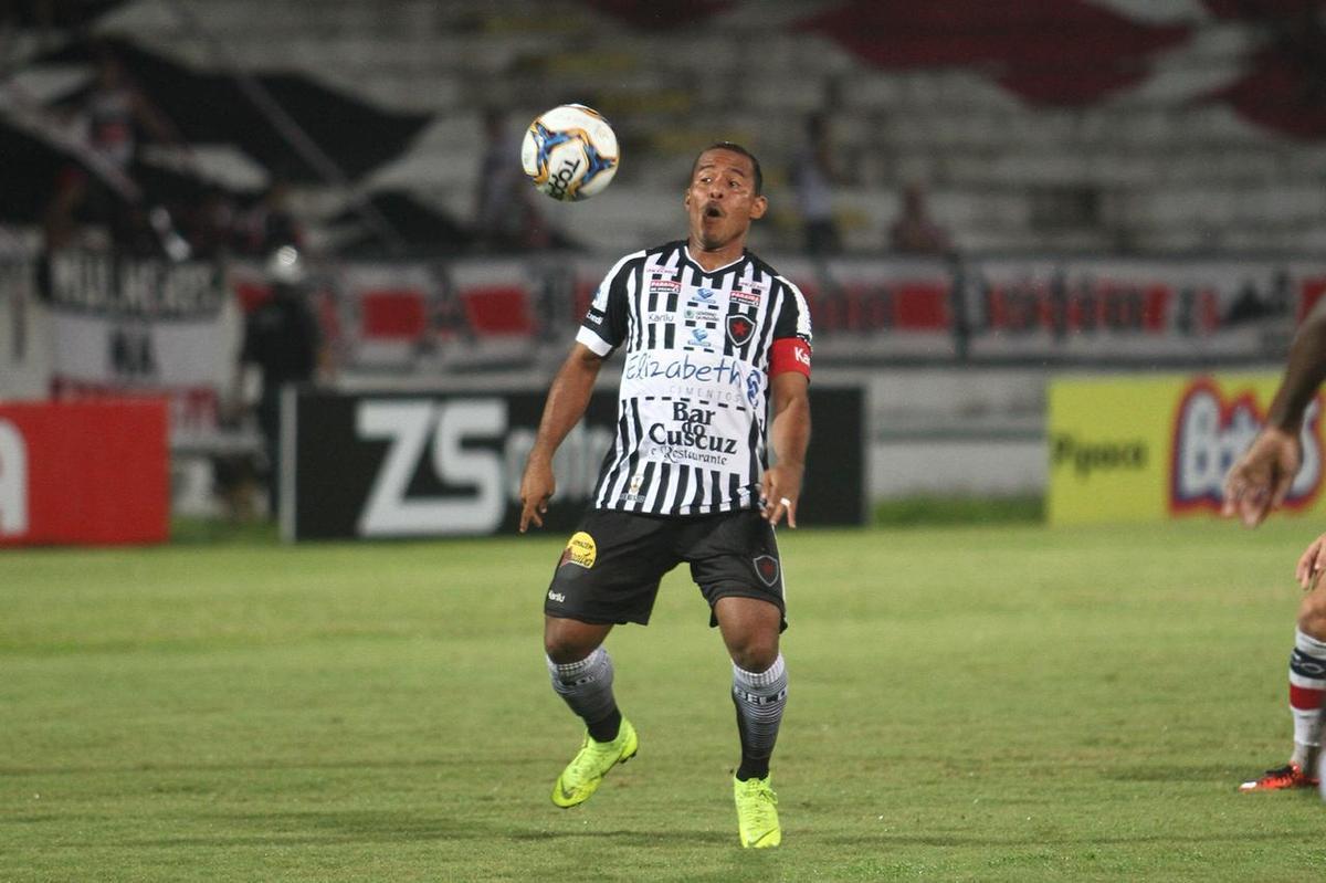 Santa Cruz e Botafogo-PB se enfrentaram pela 12 rodada da Srie C do Campeonato Brasileiro para se manterem na briga pelo G4