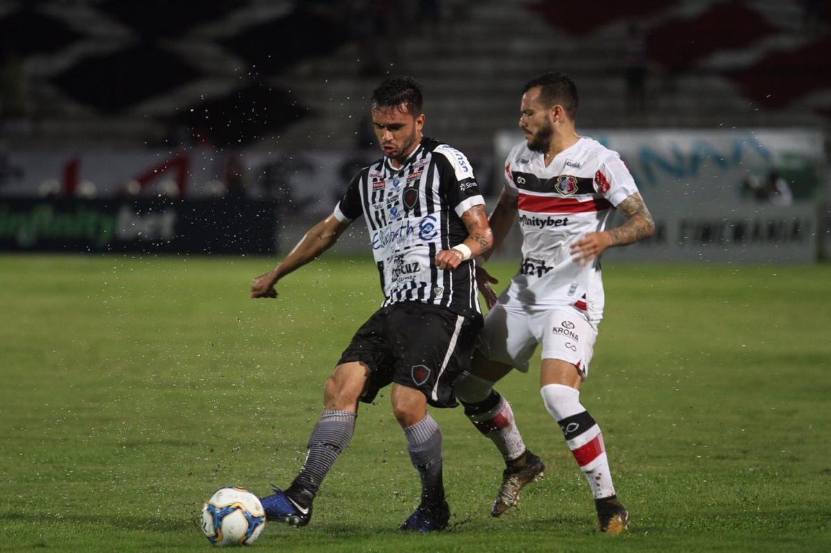Santa Cruz e Botafogo-PB se enfrentaram pela 12 rodada da Srie C do Campeonato Brasileiro para se manterem na briga pelo G4