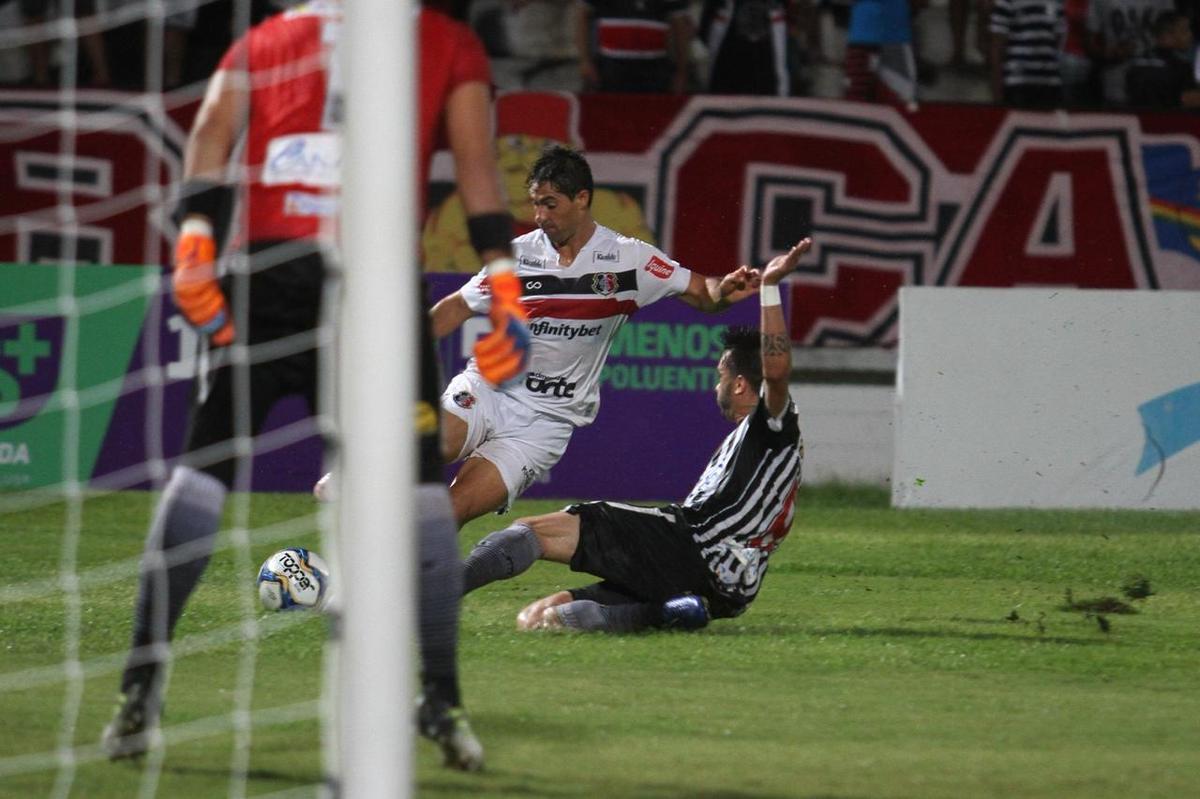 Santa Cruz e Botafogo-PB se enfrentaram pela 12 rodada da Srie C do Campeonato Brasileiro para se manterem na briga pelo G4
