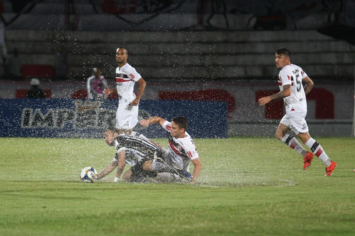 Santa Cruz e Botafogo-PB se enfrentaram pela 12 rodada da Srie C do Campeonato Brasileiro para se manterem na briga pelo G4