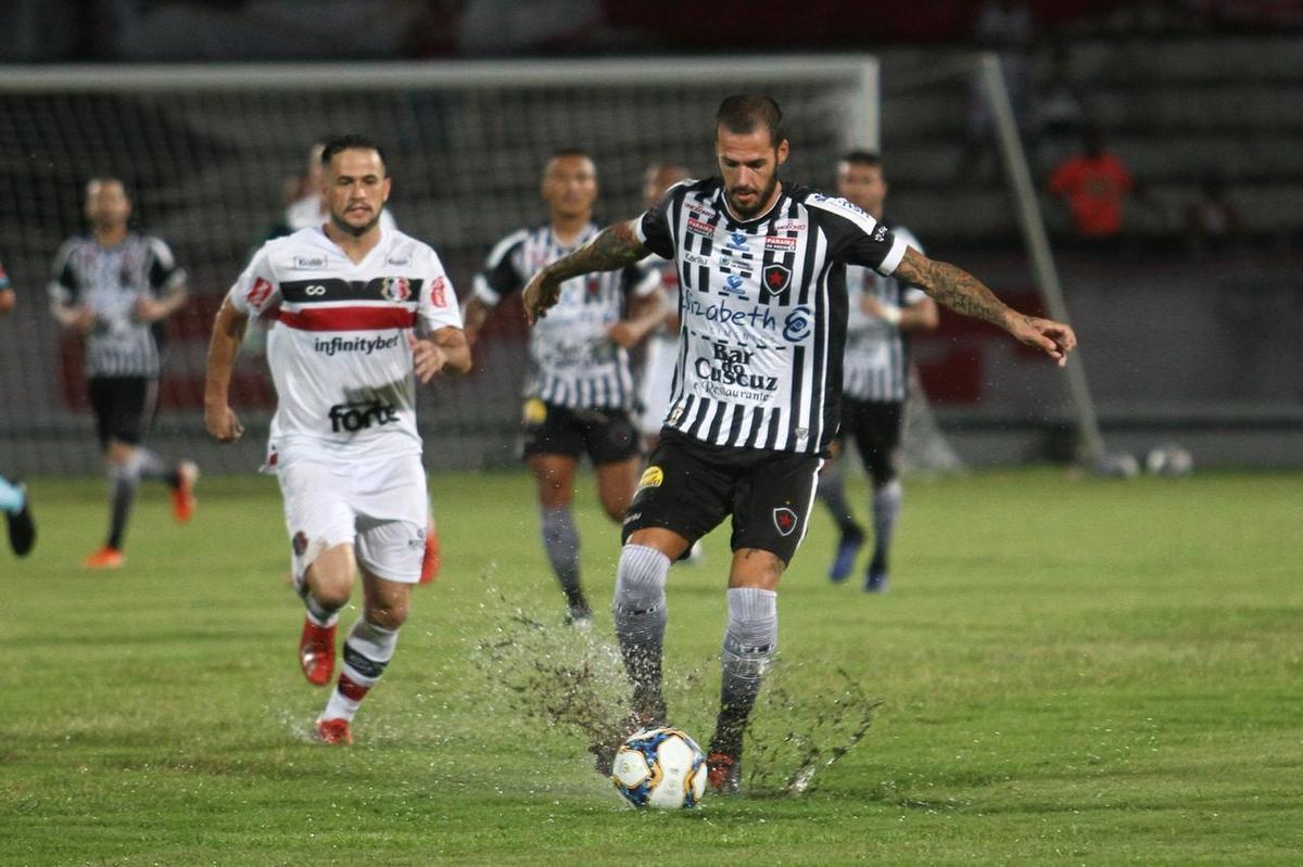 Santa Cruz e Botafogo-PB se enfrentaram pela 12 rodada da Srie C do Campeonato Brasileiro para se manterem na briga pelo G4