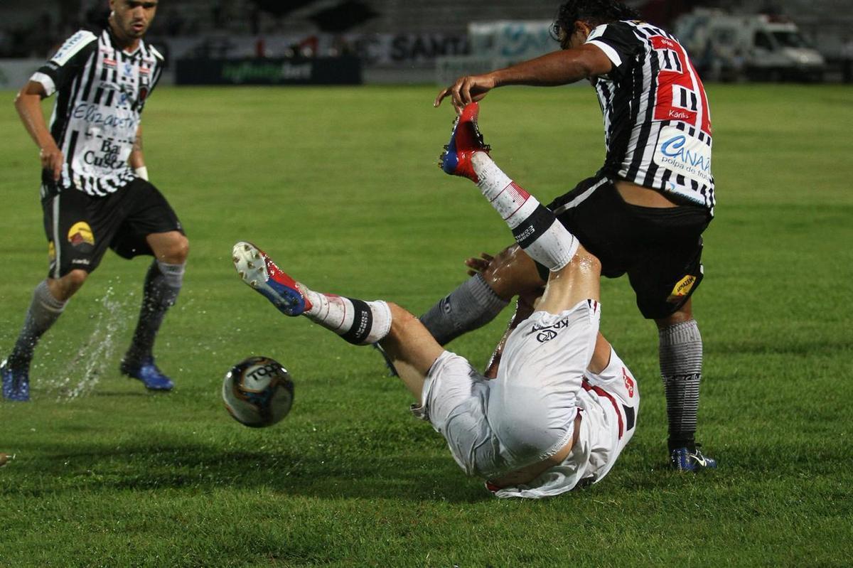 Santa Cruz e Botafogo-PB se enfrentaram pela 12 rodada da Srie C do Campeonato Brasileiro para se manterem na briga pelo G4